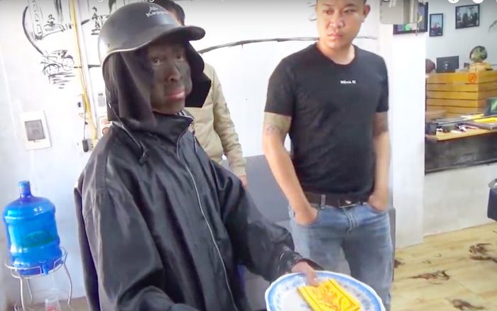 Dàn dựng clip giả vờ bắt ‘ăn mày mặt đen’ câu like trên Youtube, người đàn ông bị công an mời lên làm việc