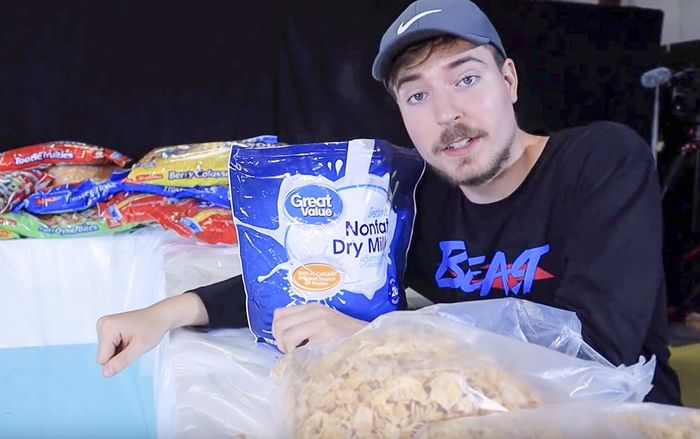 Chi 23 tỷ đồng để tặng cho người lạ, anh chàng YouTuber gây sốt vì quá chịu chơi