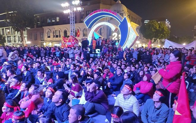 Người dân Hà Nội hào hứng cổ vũ đội tuyển Việt Nam, sục sôi khí thế chiến thắng SEA Games 30