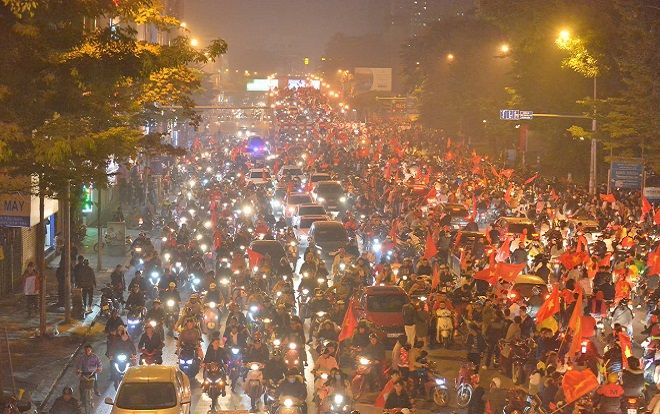 Dòng người 'đi bão' kẹt cứng nút giao huyết mạch Tây Sơn - Chùa Bộc ăn mừng chiến thắng của đội tuyển Việt Nam