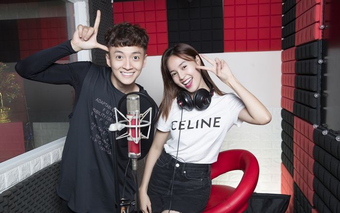 Sẽ không cover hit cũ nữa, lộ hình ảnh Ngô Kiến Huy - Ninh Dương Lan Ngọc vào phòng thu chuẩn bị ca khúc mới toanh