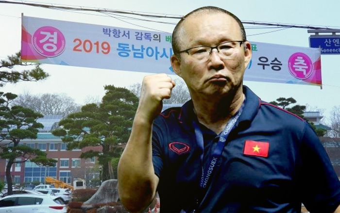 Quê nhà thầy Park treo 6 biểu ngữ mừng tuyển Việt Nam vô địch SEA Games