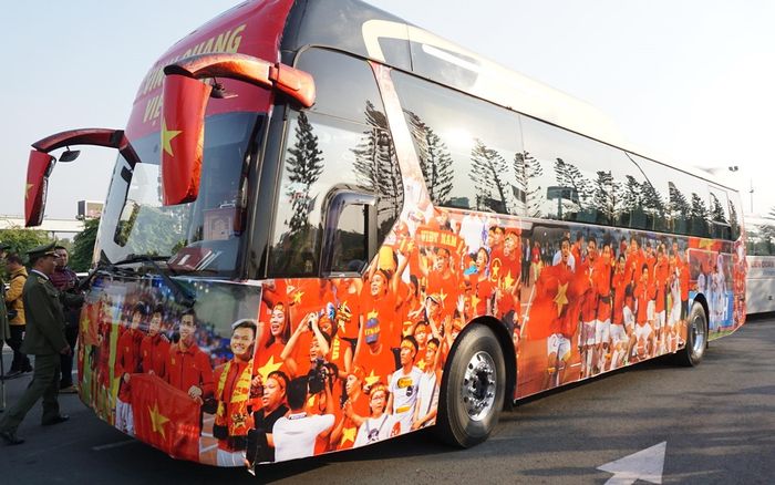 Đoàn xe tiến thẳng vào sân bay Nội Bài đón các chàng trai cô gái vàng của Việt Nam trở về, người hâm mộ reo hò rộn ràng dọc tuyến phố