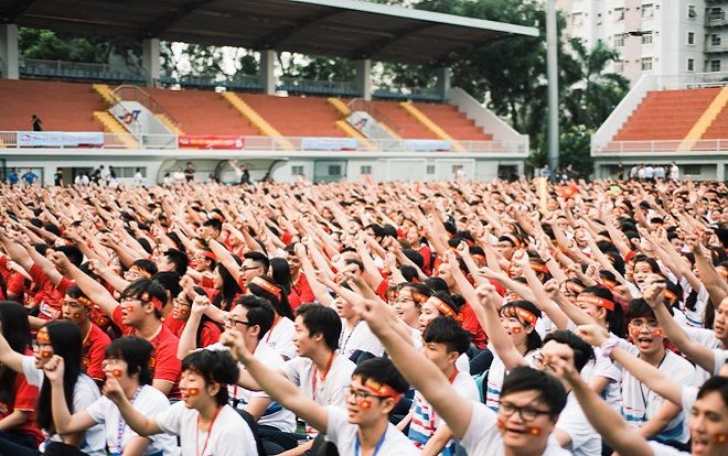 Hàng nghìn sinh viên trường ĐH Tôn Đức Thắng xác lập kỷ lục trong ngày lịch sử của bóng đá Việt Nam