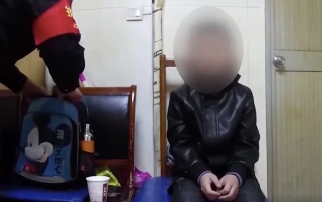 Không làm bài tập về nhà, cậu bé bị cha ép quỳ gối xin ăn ở nhà ga khiến dân tình bức xúc