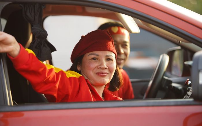 Mẹ cầu thủ Quang Hải rạng rỡ ‘gia nhập‘ đội quân máy cày tiến thẳng từ nhà lên sân bay Nội Bài đón con trai