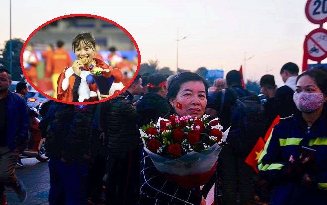 Mẹ của ‘hot girl’ làng bóng đá nữ Hoàng Thị Loan cầm bó hoa lặng lẽ quay về khi không được gặp con gái