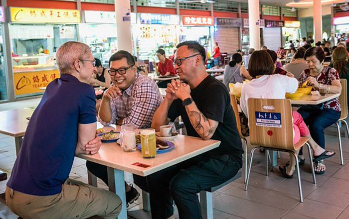 CEO Apple Tim Cook hào hứng ra chợ Singapore ăn sáng toàn đặc sản địa phương