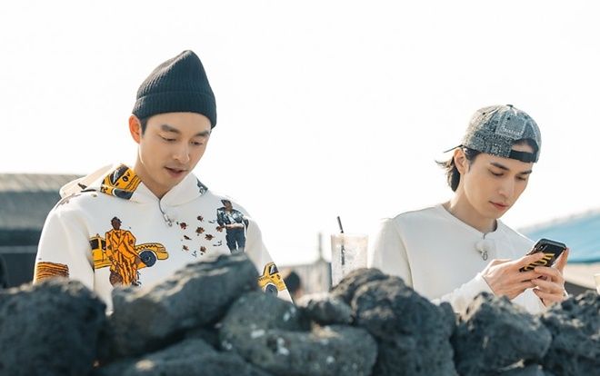 Gong Yoo - Lee Dong Wook tiết lộ mẫu bạn gái, gọi điện cho người yêu cũ vào đêm muộn