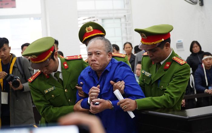 Bị tuyên án tử hình, kẻ gây thảm án ‘nồi da nấu thịt’ ở Đan Phượng gục ngã tại toà công an phải dìu lên xe về trại giam