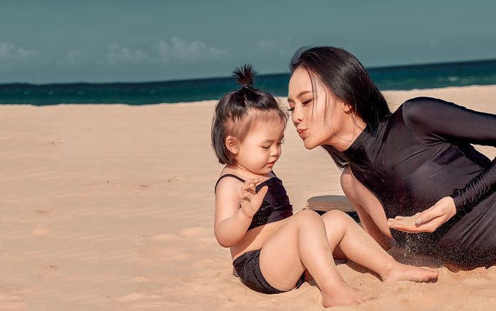 Mừng sinh nhật con gái 2 tuổi, Hoa hậu được yêu thích MUV 2015 tung bộ ảnh bikini hai mẹ con