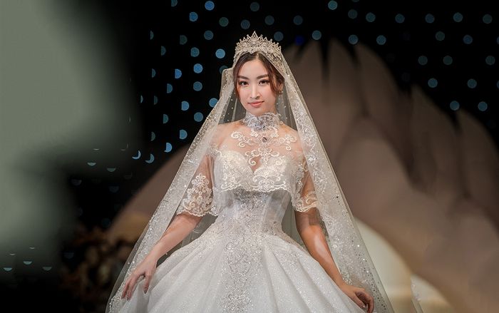 Đỗ Mỹ Linh diện váy cưới đính kim cương giá 1 triệu đô la hóa cô dâu đẹp như nữ thần