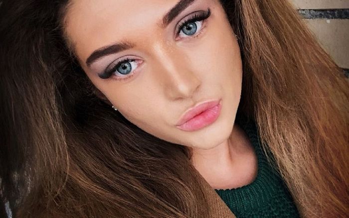 Cái chết bí ẩn của thiếu nữ xinh đẹp bị trói hai chân lên ban công