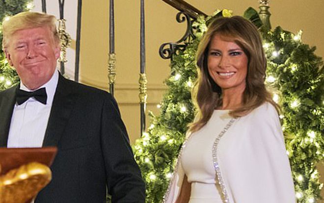 Bà Melania rạng ngời trong chiếc váy 4.000 USD, tay trong tay cùng ông Trump dự sự kiện mừng Giáng sinh
