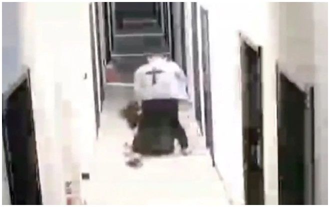 Cảnh sát kéo lê, đấm bạn gái gục xuống đất gây phẫn nộ