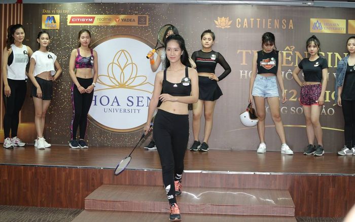 Nữ sinh Đại học Hoa Sen năng động trong trang phục thể thao, tự tin sải bước trên sân khấu sơ loại Miss University NHG 2020