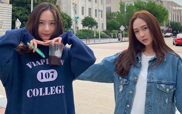 Cố gắng tạo dáng trước tiết trời gió lớn, Krystal và Jessical khiến các fan không khỏi thích thú trước những tấm hình của mình