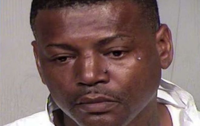 Ông bố nổi nóng đấm đá kẻ lạ mặt bám đuôi con gái vào nhà vệ sinh tới chết