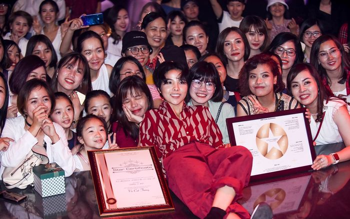 Meet&Greet trước thềm concert Vũ Cát Tường: Fan mang gạo, bánh, thậm chí cả… ngôi sao đến tặng thần tượng