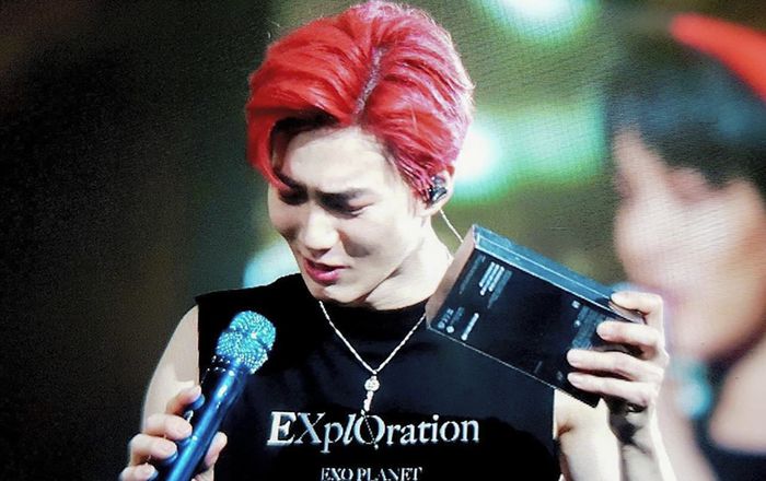 Suho (EXO) được fan tặng iPhone 11 Pro Max khi đang biểu diễn, riêng cách tặng mới thật sự bất ngờ