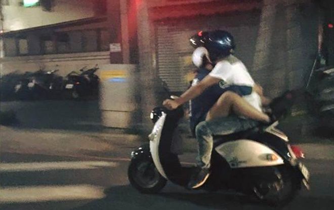 Lái xe với tư thế phản cảm gây khó coi, cặp đôi hứng 'gạch đá' từ dân mạng