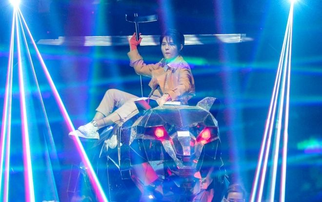 'Nổi da gà' màn Vũ Cát Tường hóa nữ vương, cưỡi trên lưng báo khổng lồ diện kiến khán giả