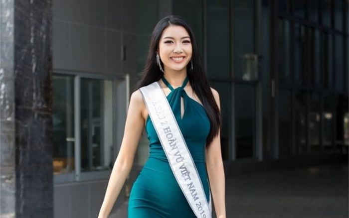 Những bộ cánh không bó sát cũng hờ hững như sắp rơi vô cùng gợi cảm của Thúy Vân sau đăng quang