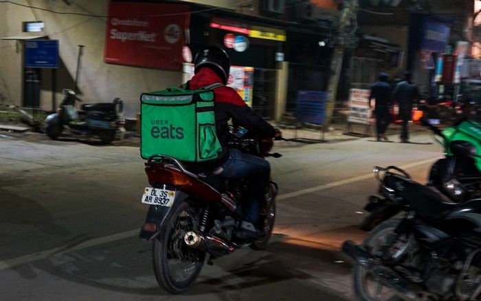 Chấp nhận thất bại, Uber tính bán mảng giao đồ ăn ở Ấn Độ