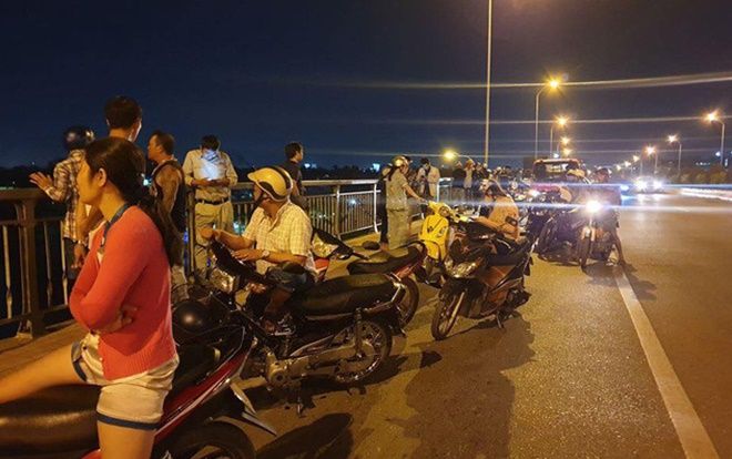 Đi bộ đến giữa cầu, nữ sinh mặc đồ thể dục bất ngờ nhảy xuống sông Sài Gòn mất tích