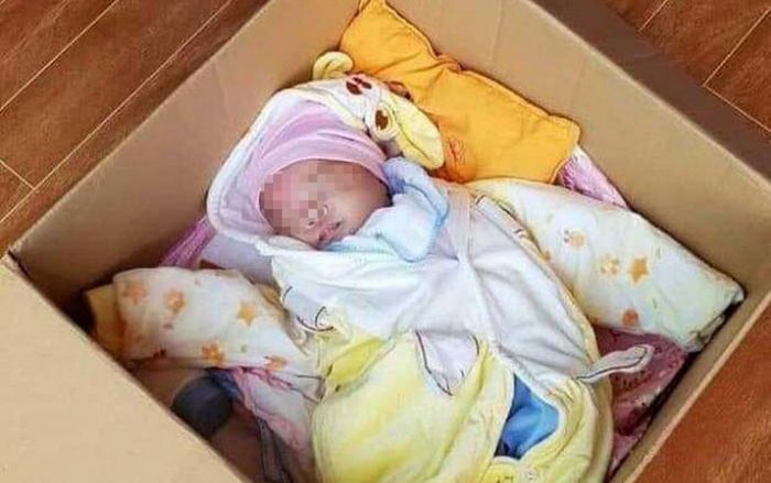 Bé gái 1 tháng tuổi bị mẹ bỏ rơi ở chùa kèm lá thư 'con là người mẹ tội lỗi đang đi học nên không có khả năng nuôi cháu'