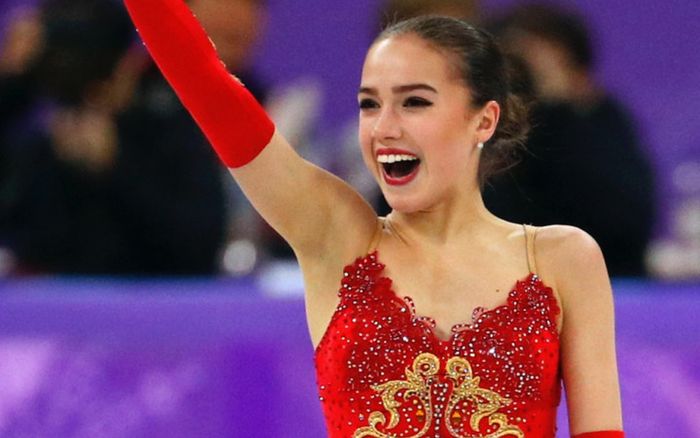 VĐV trượt băng Nga xinh như hoa hậu gây sốc khi giải nghệ tuổi 17