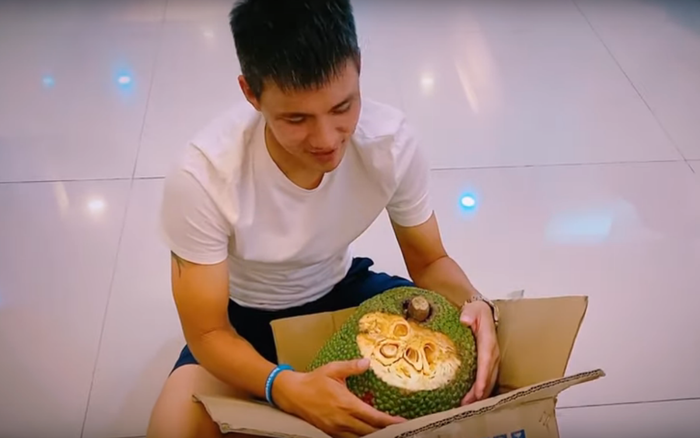 Thuỷ Tiên mua quả mít mừng sinh nhật, Công Vinh nói lời đầy cay đắng