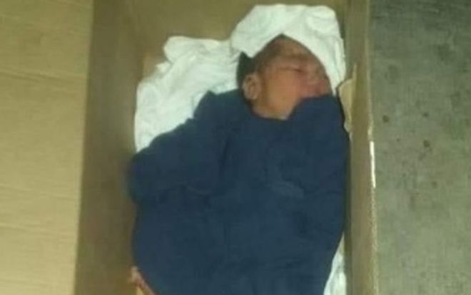 Bé sơ sinh còn nguyên dây rốn bị bỏ rơi trước cổng bệnh viện