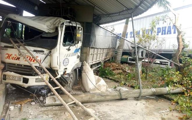 Người bố cùng hai con nhỏ suýt chết khi xe tải lao vào đâm sập nhà