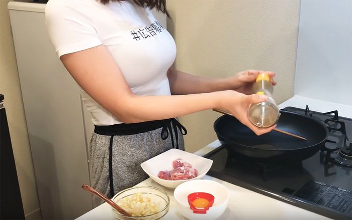 Quay vlog nấu ăn theo cách 'phồn thực', nữ YouTuber Nhật Bản nhận được lượt theo dõi khủng trong thời gian ngắn