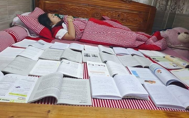 Thực trạng chung của các cô cậu học trò, ‘ăn chung ngủ chung’ với đống sách vở trong mùa thi