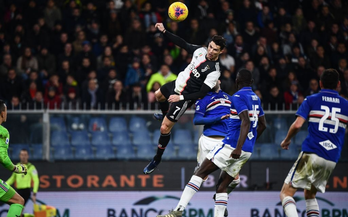 Làng túc cầu ngả mũ trước siêu phẩm 'bay giữa ngân hà' của Ronaldo