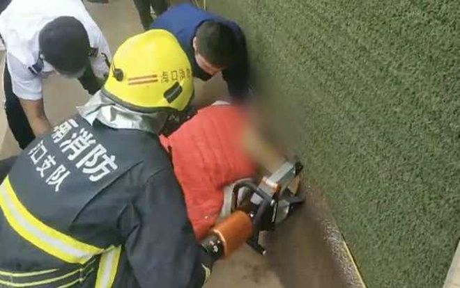 Đầu bị kẹt dưới rào chắn bảo vệ, người đàn ông được giải cứu một cách ngoạn mục