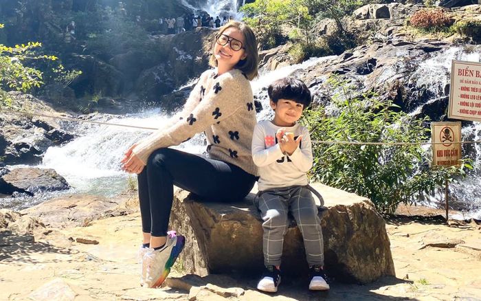 Ngọc Lan đăng ảnh vui vẻ bên con trai, Thanh Bình đăng hình nhẫn cưới với chia sẻ đầy ẩn ý