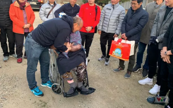 Cảm động cảnh HLV Park ôm hôn mẹ già ngồi xe lăn trong ngày hội ngộ