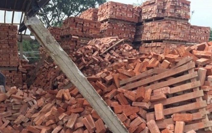 Đống gạch cao 5m bất ngờ đổ sập đè nhóm công nhân đang bốc xếp, 3 người tử vong