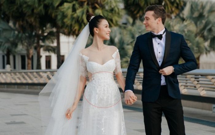 Giữa tin đồn mang thai MC Hoàng Oanh liên tục lộ vòng 2 lớn thấy rõ