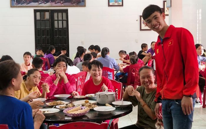 'Hot boy' bơi lội Huy Hoàng giúp trẻ em gặp hoàn cảnh khó khăn