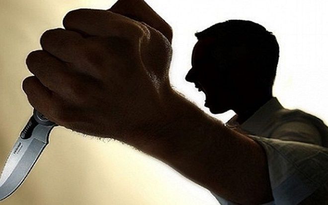 Kinh doanh thua lỗ, người đàn ông quẫn trí đâm vợ và con gái