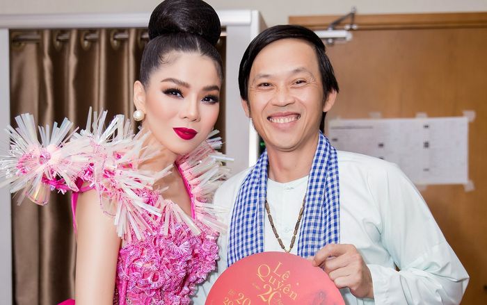 Fan chia sẻ 'rần rần' hình ảnh NSƯT Hoài Linh mặc đồ Bà ba, mang dép kẹp đến tham dự liveshow Lệ Quyên
