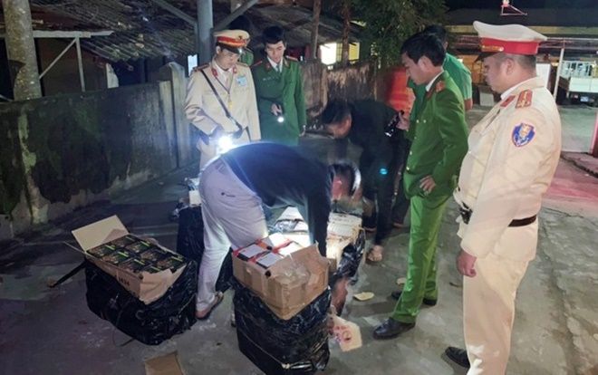 Phát hiện xe khách vận chuyển hơn 4000 viên pháo lậu ở Thừa Thiên Huế