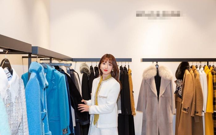 Park Shin Hye đẹp nền nã như thiếu nữ 18 trong set đồ trắng cùng mái tóc dài duyên dáng