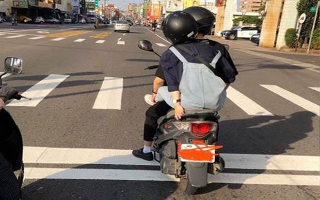 Đôi trẻ lái xe trên đường với tư thế phản cảm bị dân tình chỉ trích không thương tiếc: ‘Chắc mất dây thần kinh xấu hổ rồi’