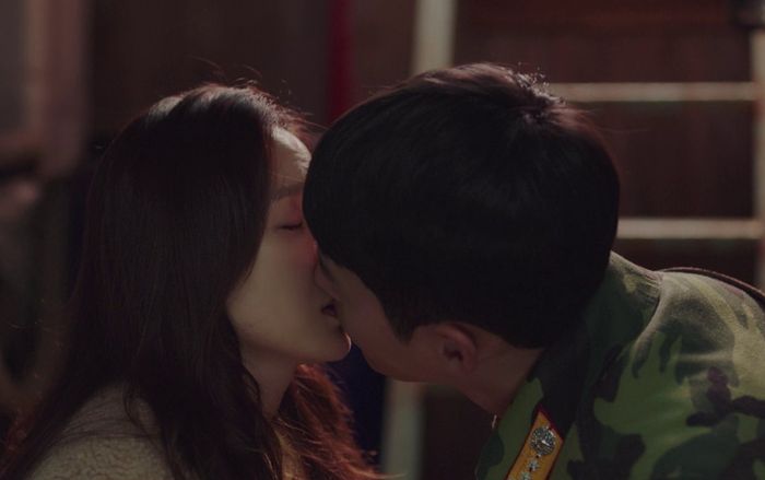 Hôn nhau say đắm, Son Ye Jin và Hyun Bin giúp phim 'Crash Landing On You' đạt rating 'khủng'