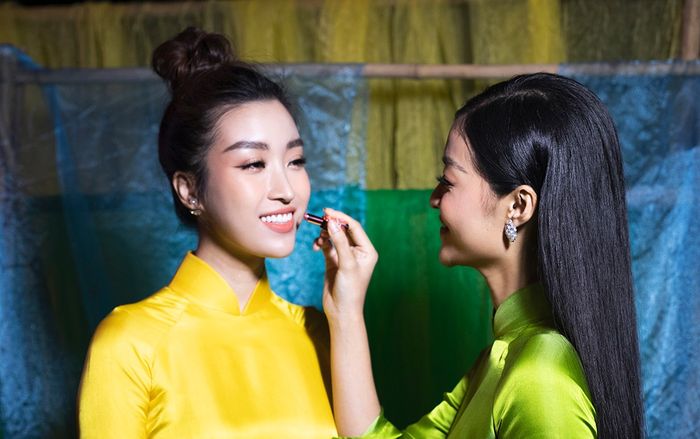 Thấy Đỗ Mỹ Linh bị lem son, Kiều Loan nhanh tay 'tút tát' cho đàn chị